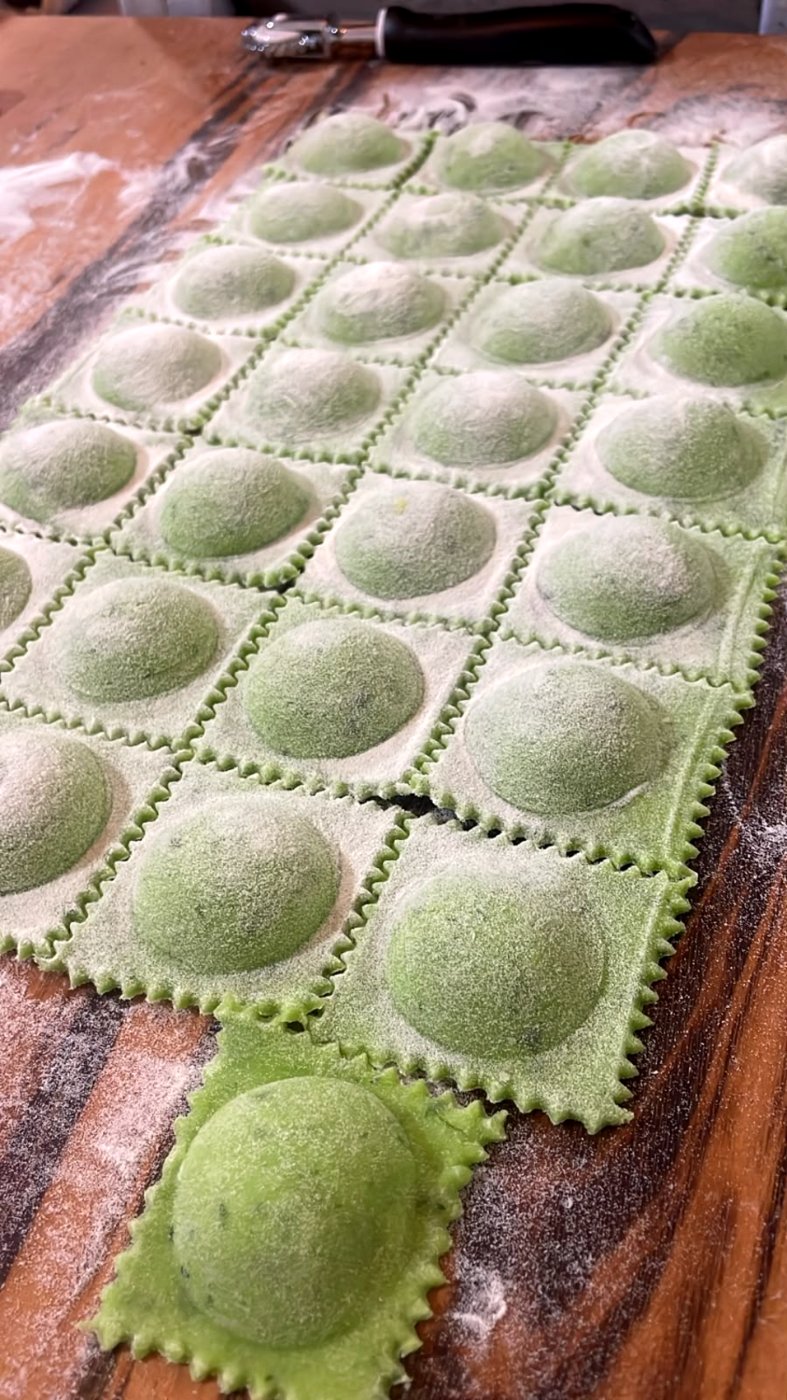 Ravióli verdes de espinafre polvilhados de sêmola